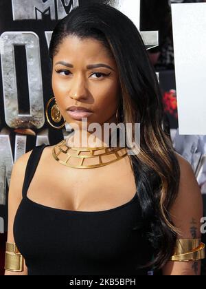 (FICHIER) Nicki Minaj annonce sa retraite sur Twitter. LOS ANGELES, CA, USA - AVRIL 13: Le rappeur Nicki Minaj portant une robe noire d'Alexander McQueen, avec des manchettes dorées, un grand collier d'or et une magnifique bague de John Hardy arrive aux MTV Movie Awards 2014 qui se tiennent au Nokia Theatre L.A. Vivez sur 13 avril 2014 à Los Angeles, Californie, États-Unis. (Photo par Xavier Collin/image Press Agency/NurPhoto) Banque D'Images