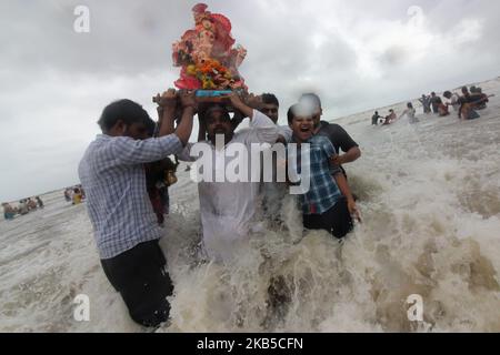 Les dévotés immergent une idole du dieu hindou à tête d'éléphant Ganesha, dans la mer d'Arabie pendant le festival Ganesh Chaturthi à Mumbai, Inde, le 06 septembre 2019. Fête de dix jours célébrant la naissance de Ganesha, le dieu du succès, de la richesse et des nouveaux débuts. (Photo par Himanshu Bhatt/NurPhoto) Banque D'Images