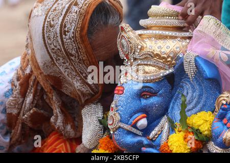 Un dévot rame à l'oreille d'une idole du dieu hindou à tête d'éléphant Ganesha, avant l'immersion dans la mer d'Arabie pendant le festival Ganesh Chaturthi à Mumbai, en Inde, le 06 septembre 2019. Fête de dix jours célébrant la naissance de Ganesha, le dieu du succès, de la richesse et des nouveaux débuts. (Photo par Himanshu Bhatt/NurPhoto) Banque D'Images