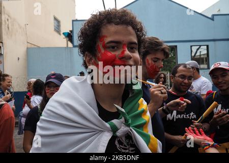 Les manifestants protestent avec des drapeaux contre le gouvernement du président Jair Bolsonaro, la réduction du budget national de l'éducation, la réforme des retraites et les incendies dans la forêt amazonienne pendant la commémoration du jour de l'indépendance du Brésil, à 7 septembre 2019, dans la ville de Cariacica, dans l'État d'Espirito Santo, au Brésil. (Photo de Gilson Borba/NurPhoto) Banque D'Images