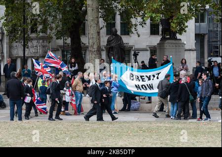 Les partisans pro-Brexit de Tommy Robinson et Boris Johnson ont organisé une contre-manifestation sur la place du Parlement le 07 septembre 2019 à Londres, en Angleterre, alors que des centaines de manifestants pro-UE prennent part à des manifestations « Stop the Coup » contre la prorogation du Parlement britannique. Le Premier ministre Boris Johnson aurait laissé entendre qu'il pourrait enfreindre la loi, qui devrait recevoir la sanction royale lundi, l'obligeant à demander une prolongation de l'article 50 si aucun accord de Brexit n'est en place d'ici le 19 octobre. (Photo de Wiktor Szymanowicz/NurPhoto) Banque D'Images