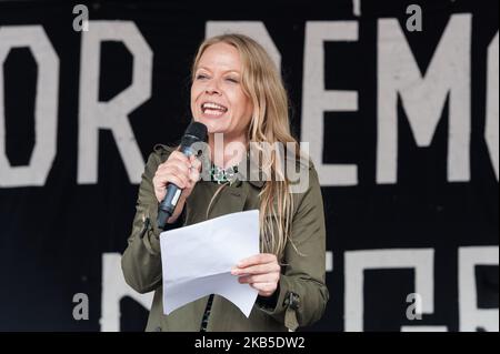 Sian Berry, co-dirigeant du Parti Vert, s’adresse aux manifestants rassemblés devant Downing Street le 07 septembre 2019 à Londres, en Angleterre, pour participer aux manifestations « Halte au coup d’État » contre la prorogation du Parlement britannique et pour exiger la démission de Boris Jonhson au poste de Premier ministre. Le Premier ministre Boris Johnson aurait laissé entendre qu'il pourrait enfreindre la loi, qui devrait recevoir la sanction royale lundi, l'obligeant à demander une prolongation de l'article 50 si aucun accord de Brexit n'est en place d'ici le 19 octobre. (Photo de Wiktor Szymanowicz/NurPhoto) Banque D'Images