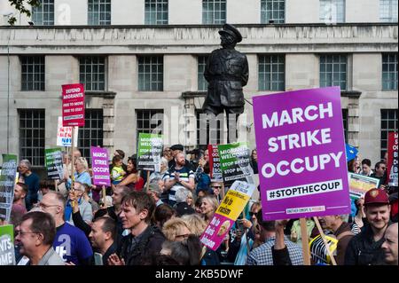 Les manifestants se rassemblent devant Downing Street le 07 septembre 2019 à Londres, en Angleterre, pour prendre part aux manifestations « Stop the Coup » contre la prorogation du Parlement britannique et pour exiger la démission de Boris Jonhson au poste de Premier ministre. Le Premier ministre Boris Johnson aurait laissé entendre qu'il pourrait enfreindre la loi, qui devrait recevoir la sanction royale lundi, l'obligeant à demander une prolongation de l'article 50 si aucun accord de Brexit n'est en place d'ici le 19 octobre. (Photo de Wiktor Szymanowicz/NurPhoto) Banque D'Images