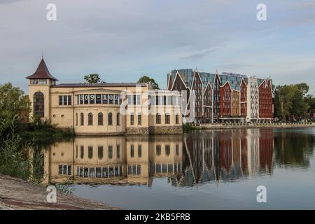 La Prusse de l'est, avec l'hôtel Mercure moderne situé sur la rive Upper Pond ou Upper Lake (Oberteich), est vue à Kaliningrad en Russie le 7 septembre 2019. Le lac a été créé en 1270 par les chevaliers teutoniques, comme étang de pêche au nord du Koenigsberg médiéval (photo de Michal Fludra/NurPhoto) Banque D'Images