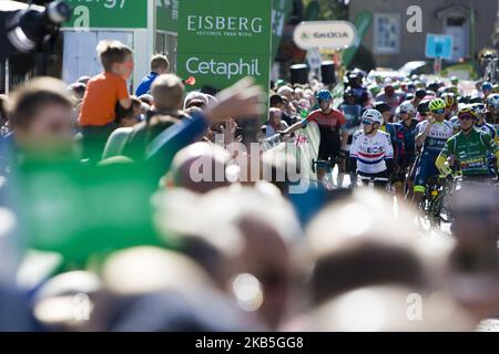 Les cavaliers s'alignent sur la phase 2 de l'OVO Energy Tour de Grande-Bretagne 16th, la scène dure pour 165,9km avec une altitude de 1380 mètres et commence et se termine à Kelso le 8 septembre 2019 à Kelso, aux frontières écossaises, au Royaume-Uni. (Photo par Ewan Bootman/NurPhoto) Banque D'Images