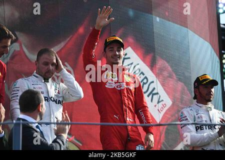 Charles Leclerc (C), le pilote monégasque de Ferrari, célèbre le deuxième pilote finlandais de Mercedes Valtteri Bottas (L) et le troisième pilote britannique de Mercedes Lewis Hamilton (R) sur le podium après le Grand Prix italien de Formule 1 sur le circuit Autodromo Nazionale à Monza sur 8 septembre 2019. (Photo par Andrea Diodato/NurPhoto) Banque D'Images