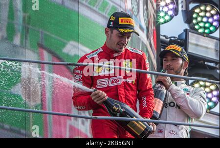 Charles Leclerc (L), le pilote monégasque de Ferrari, célèbre le prochain troisième pilote britannique de Mercedes Lewis Hamilton (R) sur le podium après le Grand Prix de Formule 1 italien sur le circuit Autodromo Nazionale à Monza sur 8 septembre 2019. (Photo de Robert Szaniszlo/NurPhoto) Banque D'Images