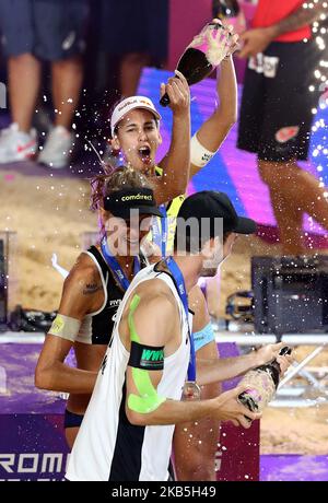 Agatha Bednarczuk (BRA), Margareta Kozuch (GER) et Clemens Wickler (GER) célèbrent avec le champagne lors de la cérémonie de remise des prix des finales du Volley Rome World Tour pour femmes et hommes. Foro Italico à Rome, Italie sur 8 septembre 2019 (photo de Matteo Ciambelli/NurPhoto) Banque D'Images