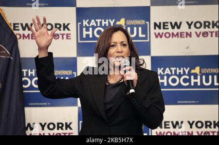 New York, États-Unis. 3rd novembre 2022. (NOUVEAU) le vice-président américain Harris fait des remarques au Barnard College avec le gouverneur Hochul à New York. 3 novembre 2022, New York, États-Unis: Le vice-président américain Harris visite au Barnard College de New York pour faire des remarques lors d'un événement du GOTV avec la gouverneure Kathy Hochul (D-NY) et le lieutenant-gouverneur Delgado. L'ancien secrétaire d'État et candidat à la présidence du Parti démocratique, Hilary Clinton, le procureur général de New York, Letitia James, et le chef de la majorité au Sénat, Chuck Schumer, ainsi que d'autres politiciens démocratiques, sont également présents à l'événement faisant campagne pour le gouverneur Banque D'Images