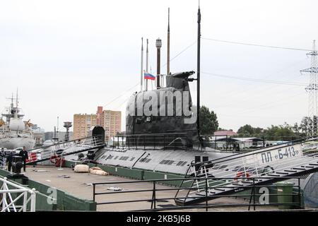 Le drapeau de la Fédération de Russie sur le vent sur le sous-marin B-413 (OTAN Foxtrot) est vu dans le Musée de l'Océan mondial à Kaliningrad, Russie, Le 7 septembre 2019, lancé en 1968 à partir d'une cale à Leningrad, patrouillé dans l'escadron sous-marin 4th de la Red Banner Northern Fleet entre 1969 et 1990. Il mesure 90 m de long, armé de 22 torpilles et capable de rester submergé jusqu'à 5 jours, a joué un rôle majeur dans la guerre froide entre l'URSS et les États-Unis. (Photo de Michal Fludra/NurPhoto) Banque D'Images