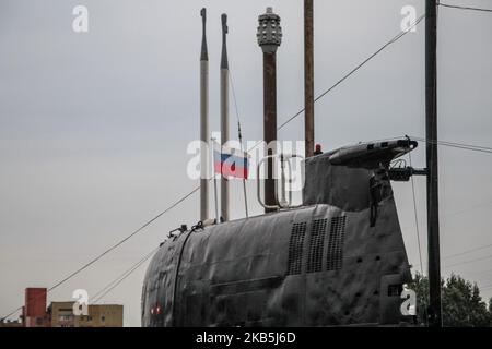 Le drapeau de la Fédération de Russie sur le vent sur le sous-marin B-413 (OTAN Foxtrot) est vu dans le Musée de l'Océan mondial à Kaliningrad, Russie, Le 7 septembre 2019, lancé en 1968 à partir d'une cale à Leningrad, patrouillé dans l'escadron sous-marin 4th de la Red Banner Northern Fleet entre 1969 et 1990. Il mesure 90 m de long, armé de 22 torpilles et capable de rester submergé jusqu'à 5 jours, a joué un rôle majeur dans la guerre froide entre l'URSS et les États-Unis. (Photo de Michal Fludra/NurPhoto) Banque D'Images