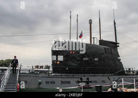 Le drapeau de la Fédération de Russie sur le vent sur le sous-marin B-413 (OTAN Foxtrot) est vu dans le Musée de l'Océan mondial à Kaliningrad, Russie, Le 7 septembre 2019, lancé en 1968 à partir d'une cale à Leningrad, patrouillé dans l'escadron sous-marin 4th de la Red Banner Northern Fleet entre 1969 et 1990. Il mesure 90 m de long, armé de 22 torpilles et capable de rester submergé jusqu'à 5 jours, a joué un rôle majeur dans la guerre froide entre l'URSS et les États-Unis. (Photo de Michal Fludra/NurPhoto) Banque D'Images