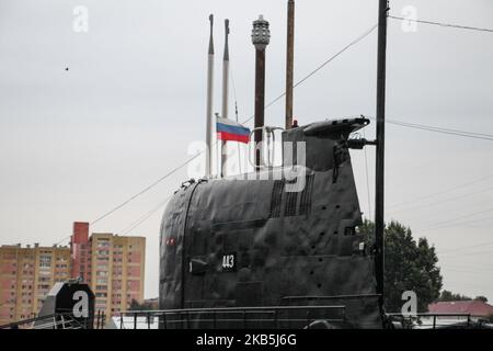 Le drapeau de la Fédération de Russie sur le vent sur le sous-marin B-413 (OTAN Foxtrot) est vu dans le Musée de l'Océan mondial à Kaliningrad, Russie, Le 7 septembre 2019, lancé en 1968 à partir d'une cale à Leningrad, patrouillé dans l'escadron sous-marin 4th de la Red Banner Northern Fleet entre 1969 et 1990. Il mesure 90 m de long, armé de 22 torpilles et capable de rester submergé jusqu'à 5 jours, a joué un rôle majeur dans la guerre froide entre l'URSS et les États-Unis. (Photo de Michal Fludra/NurPhoto) Banque D'Images