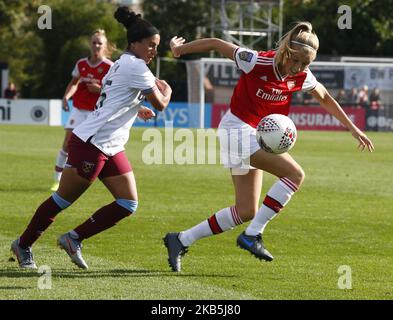 Leah Williamson d'Arsenal sous la pression de Jacynta Galabadaarachchi de West Ham United WFC pendant le match de Super League féminin de Barclay's FA entre Arsenal Women et West Ham United Women au stade Meadow Park sur 08 septembre 2019 à Boreham Wood, Angleterre (photo par action Foto Sport/NurPhoto) Banque D'Images