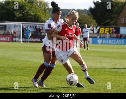 Leah Williamson d'Arsenal sous la pression de Jacynta Galabadaarachchi de West Ham United WFC pendant le match de Super League féminin de Barclay's FA entre Arsenal Women et West Ham United Women au stade Meadow Park sur 08 septembre 2019 à Boreham Wood, Angleterre (photo par action Foto Sport/NurPhoto) Banque D'Images