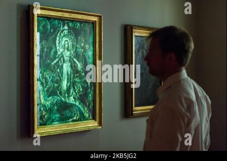 Un membre du personnel de la galerie voit 'la forme spirituelle de Pitt Guiding Behemoth', 1805, par l'artiste britannique William Blake (1757-1827) lors d'un photocall pour promouvoir la prochaine exposition à la Tate Britain, le 09 septembre 2019 à Londres, Angleterre. L'exposition présente la plus grande étude de l'œuvre de William Blake au Royaume-Uni depuis une génération, réunissant plus de 300 œuvres remarquables et rarement vues du peintre visionnaire, de l'imprimeur et du poète. (Photo de Wiktor Szymanowicz/NurPhoto) Banque D'Images