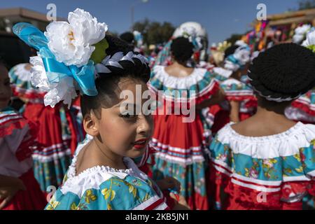 Les gens participent à la parade de l'indépendance du Mexique 73rd à Los Angeles, en Californie, sur 8 septembre 2019. La célébration et la parade annuelles du jour de l'indépendance du Mexique ont eu lieu le long de l'avenue Cesar Chavez. (Photo de Ronen Tivony/NurPhoto) Banque D'Images