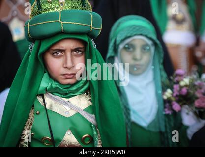 Les pèlerins musulmans chiites vêtus de vêtements historiques prennent part à une cérémonie marquant Ahura, qui commémore la chute de l'Imam Hussein, petit-fils du prophète Mahomet, le 9 septembre 2019 à Karballa, en Irak . Les musulmans chiites du monde entier observent le Muharram, le premier mois du calendrier islamique, au cours duquel les chiites entreprennent des processions massives de deuil, dont le point culminant est le festival de l'Ahura, pour commémorer le martyre de l'Imam Hussein, petit-fils du Prophète Mohammed, Qui est mort dans la ville irakienne de Karbala au septième siècle. (Photo de Sayed Baqer AlKamel/NurPhoto) Banque D'Images