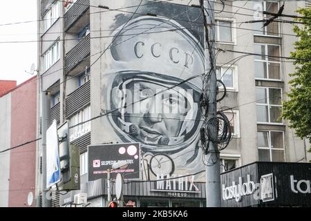 Une murale géante avec Alexei Leonov (Alexei Arkhipovich Leonov) portrait portant un casque d'espace est vu à Kaliningrad, Russie, le 8 septembre 2019 Leonov est le premier homme à marcher dans l'espace, et citoyen honoraire de Kaliningrad. Le 18.03.1965, il est devenu le premier humain à mener une activité extravéhiculaire (EVA), sortant de la capsule pendant la mission Voskhod 2 pour une sortie de 12 minutes. (Photo de Michal Fludra/NurPhoto) Banque D'Images