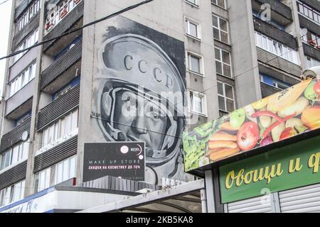 Une murale géante avec Alexei Leonov (Alexei Arkhipovich Leonov) portrait portant un casque d'espace est vu à Kaliningrad, Russie, le 8 septembre 2019 Leonov est le premier homme à marcher dans l'espace, et citoyen honoraire de Kaliningrad. Le 18.03.1965, il est devenu le premier humain à mener une activité extravéhiculaire (EVA), sortant de la capsule pendant la mission Voskhod 2 pour une sortie de 12 minutes. (Photo de Michal Fludra/NurPhoto) Banque D'Images