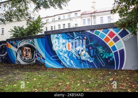 La murale géante avec Alexei Leonov (Alexei Arkhipovich Leonov) portrait portant un casque spatial et un vaisseau spatial Vosshod 2 est vue à Kaliningrad, en Russie, le 8 septembre 2019 Leonov est le premier homme à marcher dans l'espace, et citoyen honoraire de Kaliningrad. Le 18.03.1965, il est devenu le premier humain à mener une activité extravéhiculaire (EVA), sortant de la capsule pendant la mission Voskhod 2 pour une sortie de 12 minutes. (Photo de Michal Fludra/NurPhoto) Banque D'Images