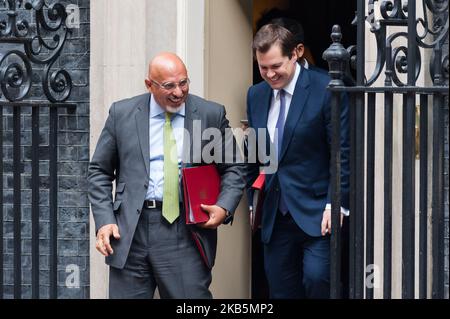 Le sous-secrétaire d'État parlementaire aux Affaires et à l'Industrie Nadhim Zahawi (L) et le secrétaire d'État au logement, aux collectivités et aux gouvernements locaux Robert Jenick (R) assistent à la réunion du Cabinet au 10 Downing Street le 10 septembre 2019 à Londres, en Angleterre. Le Parlement britannique a ajourné ses travaux pendant cinq semaines la nuit dernière, après que le projet de loi sur la réserve, exigeant du Premier ministre Boris Johnson qu'il demande une prorogation de l'article 50 si aucun accord de Brexit n'est en place avant le 19 octobre, soit devenu loi. (Photo de Wiktor Szymanowicz/NurPhoto) Banque D'Images