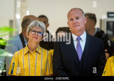 Walter Kadnar (C), PDG d'IKEA France, et Catherine Arnoux (L), directrice du magasin Ikea, assistent à l'inauguration du magasin Ikea dans la région du Grand Lyon Parilly à Venissieux, près de Lyon, en France, sur 10 septembre 2019. (Photo de Nicolas Liponne/NurPhoto) Banque D'Images