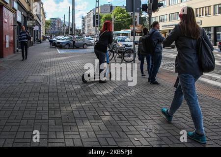 Des personnes attendant le feu vert sur la traversée piétonne, y compris une jeune femme à cheval, sont vues à Gdynia, en Pologne, le 11 septembre 2019 (photo de Michal Fludra/NurPhoto) Banque D'Images