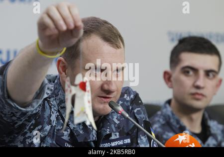 Marin ukrainien , commandant de la division 1st des navires de la garde du raid du commandement naval, capitaine du second rang, Denis Gritsenko (L) montre des dessins d'enfants, Ce qu'il a reçu comme signe de soutien lorsqu'il était en prison, lors d'une conférence de presse conjointe des marins ukrainiens libérés à Kiev, en Ukraine, le 12 septembre 2019. 24 marins ukrainiens capturés par la Russie près du détroit de Kerch le 2018 novembre, et 11 autres prisonniers politiques ukrainiens, ont été renvoyés de la Russie à l'Ukraine lors d'un important échange de prisonniers sur l'07 septembre 2019 entre l'Ukraine et la Russie. (Photo par Banque D'Images