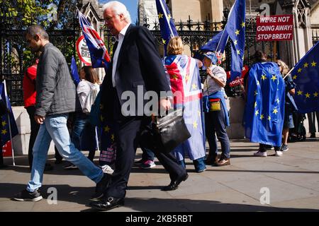 Les militants anti-Brexit manifestent devant le Parlement à Londres, en Angleterre, sur 12 septembre 2019. Le premier ministre Boris Johnson a nié aujourd'hui qu'il avait menti au monarque, la reine Elizabeth, pour les raisons qu'il avait invoquées pour demander la prorogation du Parlement qui a commencé plus tôt cette semaine. Ce refus fait suite à une décision unanime prise hier par trois juges de la Cour de session d'Édimbourg, selon laquelle la décision de M. Johnson d'ordonner la suspension du Parlement avait pour "mauvais but" de chercher à éviter un examen parlementaire de ses projets de Brexit. Le parti travailliste de l'opposition britannique a appelé Banque D'Images