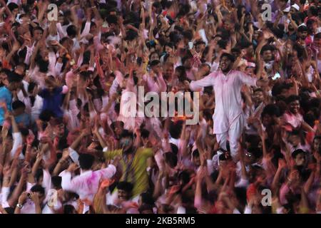 Les dévotés dansent dans une rue alors qu'ils célèbrent le dernier jour du festival Ganesh Chaturthi à Mumbai, Inde, le 12 septembre 2019. Fête de dix jours célébrant la naissance de Ganesha, le dieu du succès, de la richesse et des nouveaux débuts. (Photo par Himanshu Bhatt/NurPhoto) Banque D'Images