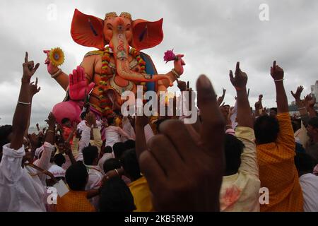 Les dévotés célèbrent le dernier jour du festival Ganesh Chaturthi à Mumbai, Inde, le 12 septembre 2019. Fête de dix jours célébrant la naissance de Ganesha, le dieu du succès, de la richesse et des nouveaux débuts. (Photo par Himanshu Bhatt/NurPhoto) Banque D'Images