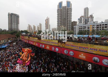 Les dévotés portent une statue du dieu hindou à tête d'éléphant Ganesha, pour immersion dans la mer d'Arabie, le dernier jour du festival Ganesh Chaturthi à Mumbai, Inde, le 12 septembre 2019. Fête de dix jours célébrant la naissance de Ganesha, le dieu du succès, de la richesse et des nouveaux débuts. (Photo par Himanshu Bhatt/NurPhoto) Banque D'Images