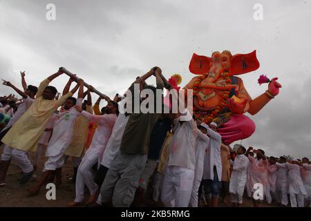 Les dévotés se préparent à plonger les statues du dieu hindou à tête d'éléphant Ganesha, dans la mer d'Arabie, le dernier jour du festival Ganesh Chaturthi à Mumbai, Inde, le 12 septembre 2019. Fête de dix jours célébrant la naissance de Ganesha, le dieu du succès, de la richesse et des nouveaux débuts. (Photo par Himanshu Bhatt/NurPhoto) Banque D'Images