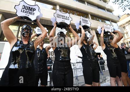 Les manifestants du PETA manifestent à l'extérieur du site principal de la semaine de la mode de Londres, se couvrant de colle noire, pour protester contre l'utilisation du cuir et de la fourrure dans l'industrie de la mode, Londres, sur 13 septembre 2019. (Photo par Alberto Pezzali/NurPhoto) Banque D'Images