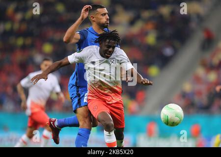 Bucarest, Roumanie. 03rd novembre 2022. Divin Mubama et Rachid Bouhenna pendant le match de l'UEFA Europa Conference League FCSB vs West Ham United à Arena Națională, Bucarest, Roumanie, 3rd novembre 2022 (photo de Stefan Constantin/News Images) Credit: News Images LTD/Alay Live News Banque D'Images