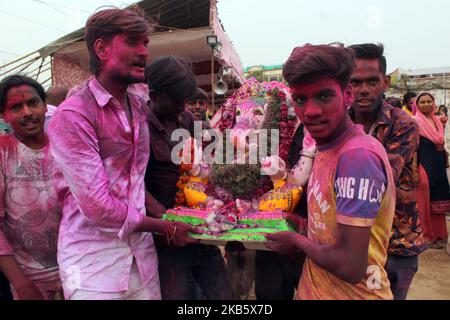 Les dévotés immergent une idole de Lord Ganesh dans l'étang d'eau créé par le Gouvernement de Delhi le dernier jour du festival de Ganesh Chaturthi, à la colonie de Geeta sur 12 septembre 2019 à New Delhi, en Inde. (Photo de Mayank Makhija/NurPhoto) Banque D'Images