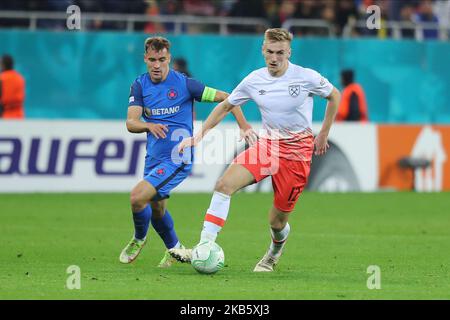 Bucarest, Roumanie. 03rd novembre 2022. Darius Olaru et Flynn Downes pendant le match de l'UEFA Europa Conference League FCSB vs West Ham United à Arena Națională, Bucarest, Roumanie, 3rd novembre 2022 (photo de Stefan Constantin/News Images) Credit: News Images LTD/Alay Live News Banque D'Images