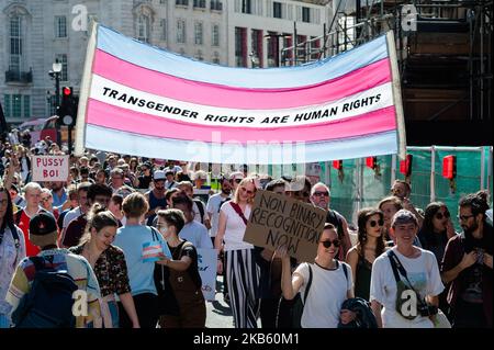 Des milliers de personnes transgenres et leurs partisans participent à la toute première marche Trans Pride de de Londres à travers les rues de la capitale britannique le 14 septembre 2019 à Londres, en Angleterre. (Photo de Wiktor Szymanowicz/NurPhoto) Banque D'Images