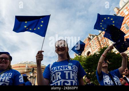 Les manifestants anti-Brexit ont présenté un concert « Merci l'UE pour la musique » et un drapeau européen devant le Royal Albert Hall avant la dernière nuit des Proms le 14 septembre 2019 à Londres, en Angleterre. Les manifestants prévoient de donner des milliers de drapeaux de l'UE à la BBC cette année dernière nuit des Proms pour le drapeau traditionnel volant pendant que le concert est diffusé à la télévision. (Photo de Wiktor Szymanowicz/NurPhoto) Banque D'Images