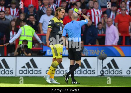 L'arbitre Lee Mason présente une carte jaune au défenseur de Southampton Jannik Vestergaard lors du match de la Premier League entre Sheffield United et Southampton à Bramall Lane, Sheffield, le samedi 14th septembre 2019. (Photo de Jon Hobley/MI News/NurPhoto) Banque D'Images