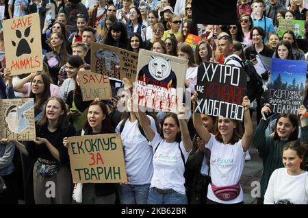 Les gens tiennent des pancartes et crient des slogans lors de la "Marche pour les droits des animaux" dans le centre de Kiev, en Ukraine, le 15 septembre 2019. Plusieurs milliers de participants avec leurs animaux de compagnie ont marché le centre de Kiev jusqu'au Parlement ukrainien, demandant d'interdire l'utilisation d'animaux dans les cirques, les dolphinariums, la mendicité avec les animaux et les services de photo, les essais sur les animaux et l'interdiction des fermes à fourrure. L'événement qui a eu lieu en même temps dans 24 villes ukrainiennes vise à populariser les valeurs humanistes et à protéger les animaux contre la cruauté. (Photo par STR/NurPhoto) Banque D'Images