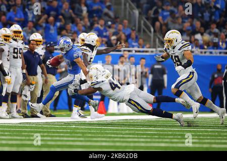 Danny Amendola, grand receveur des Lions de Detroit (80), porte le ballon sous la pression du linebacker des Chargers de Los Angeles Uchenna Nwosu (42) pendant la première moitié d'un match de football de la NFL contre les Chargers de Los Angeles à Detroit, Michigan, États-Unis, dimanche, 15 septembre 2019. (Photo par Amy Lemus/NurPhoto) Banque D'Images