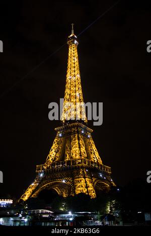 Paris, France, 7 août 2018. Une vue sur la Tour Eiffel illuminée la nuit depuis un bateau à mouche sur la Seine. (Photo par Emeric Fohlen/NurPhoto) Banque D'Images