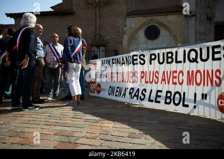 Une bannière lit « Finances publiques, faire plus avec moins, nous en avons assez ». Des fonctionnaires de la DGFIP (Direction générale des finances publiques) et des maires se sont réunis devant la Préfecture de haute-Garonne pour protester contre le projet de la Darmanin de fermer les bureaux fiscaux partout en France. Darmaninis, le ministre des Finances. Dans le département de la haute-Garonne, 25 bureaux fiscaux seront fermés et dans le département du Lot-et-Garonne, par exemple, tous les bureaux fiscaux seront fermés avant 2023. Toulouse. France. 16 septembre 2019. (Photo d'Alain Pitton/NurPhoto) Banque D'Images