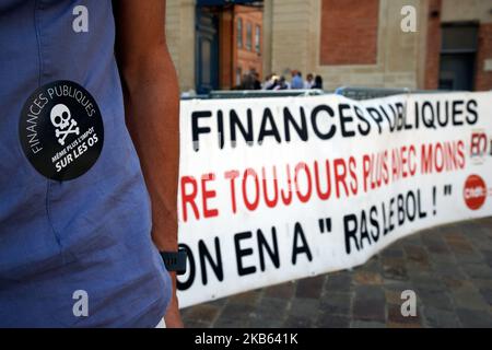 Une bannière lit « Finances publiques, faire plus avec moins, nous en avons assez ». Des fonctionnaires de la DGFIP (Direction générale des finances publiques) et des maires se sont réunis devant la Préfecture de haute-Garonne pour protester contre le projet de la Darmanin de fermer les bureaux fiscaux partout en France. Darmaninis, le ministre des Finances. Dans le département de la haute-Garonne, 25 bureaux fiscaux seront fermés et dans le département du Lot-et-Garonne, par exemple, tous les bureaux fiscaux seront fermés avant 2023. Toulouse. France. 16 septembre 2019. (Photo d'Alain Pitton/NurPhoto) Banque D'Images