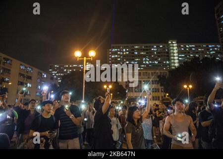 Les manifestants se rassemblent dans le domaine Choi Hung à Hong Kong sur 16 septembre 2019, tandis que les manifestants se rassemblent dans le domaine Choi Hung pour Sing Songs. Hong Kong a été secouée par des mois de manifestants. (Photo de Vernon Yuen/NurPhoto) Banque D'Images