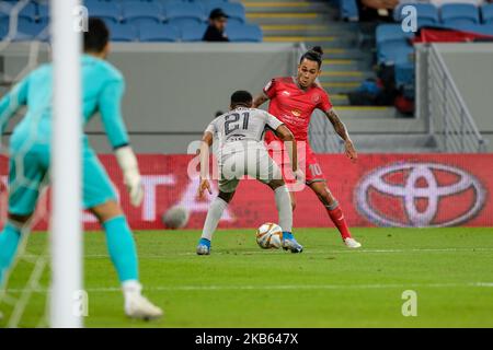 Edmilson Junior prend Mohammed Al-Alawi pendant Al-Duhail 1-1 Al Rayyan dans la Qatar Stars League le 15 septembre 2019 au stade Al Janoub à Al Wakrah, Qatar. (Photo de Simon Holmes/NurPhoto) Banque D'Images