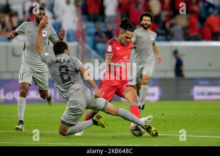 Edmilson Junior prend Mohammed Alaodin pendant Al-Duhail 1-1 Al Rayyan dans la Qatar Stars League le 15 septembre 2019 au stade Al Janoub à Al Wakrah, Qatar. (Photo de Simon Holmes/NurPhoto) Banque D'Images