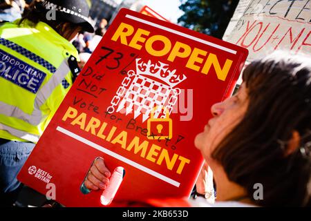 Des militants appelant à la réouverture du Parlement manifestent devant la Cour suprême à Londres, en Angleterre, sur 17 septembre 2019. Un groupe de 11 juges de la Cour suprême a commencé aujourd'hui à entendre des arguments dans deux appels de décisions portant sur la légalité de la prorogation actuelle du Parlement. La prorogation a été jugée illégale par la Cour de session d'Édimbourg, où il a été déclaré que la prorogation avait été mal motivée par le désir du Premier ministre Boris Johnson d'éluder le contrôle des députés sur ses relations avec l'UE en matière de Brexit. La haute Cour de Londres a toutefois statué que la question n’était pas en cause Banque D'Images